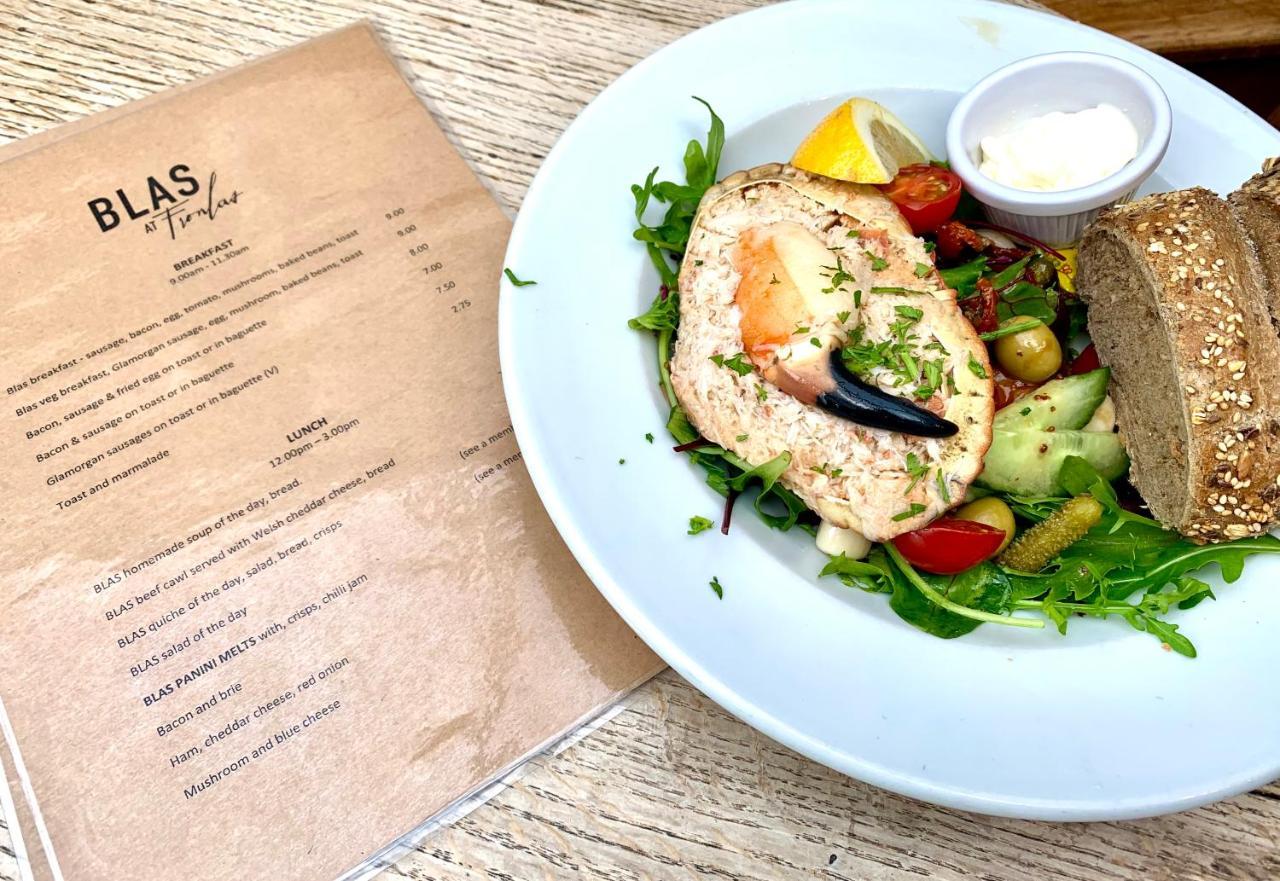 Blas At Fronlas Cafe - The Heart Of Newport นิวพอร์ต ภายนอก รูปภาพ